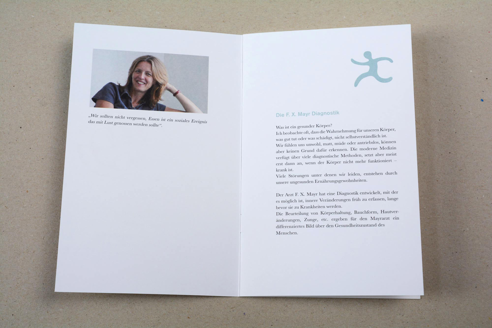 Double page folder. Left: Blank page with small portrait photo in upper half. Right: 1 graphical image on top. Headline and block of text underneath.